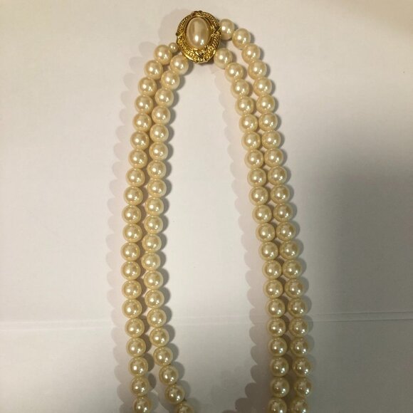 vintage Jewelry - Vintage faux pearls double strand gold tone clasp
